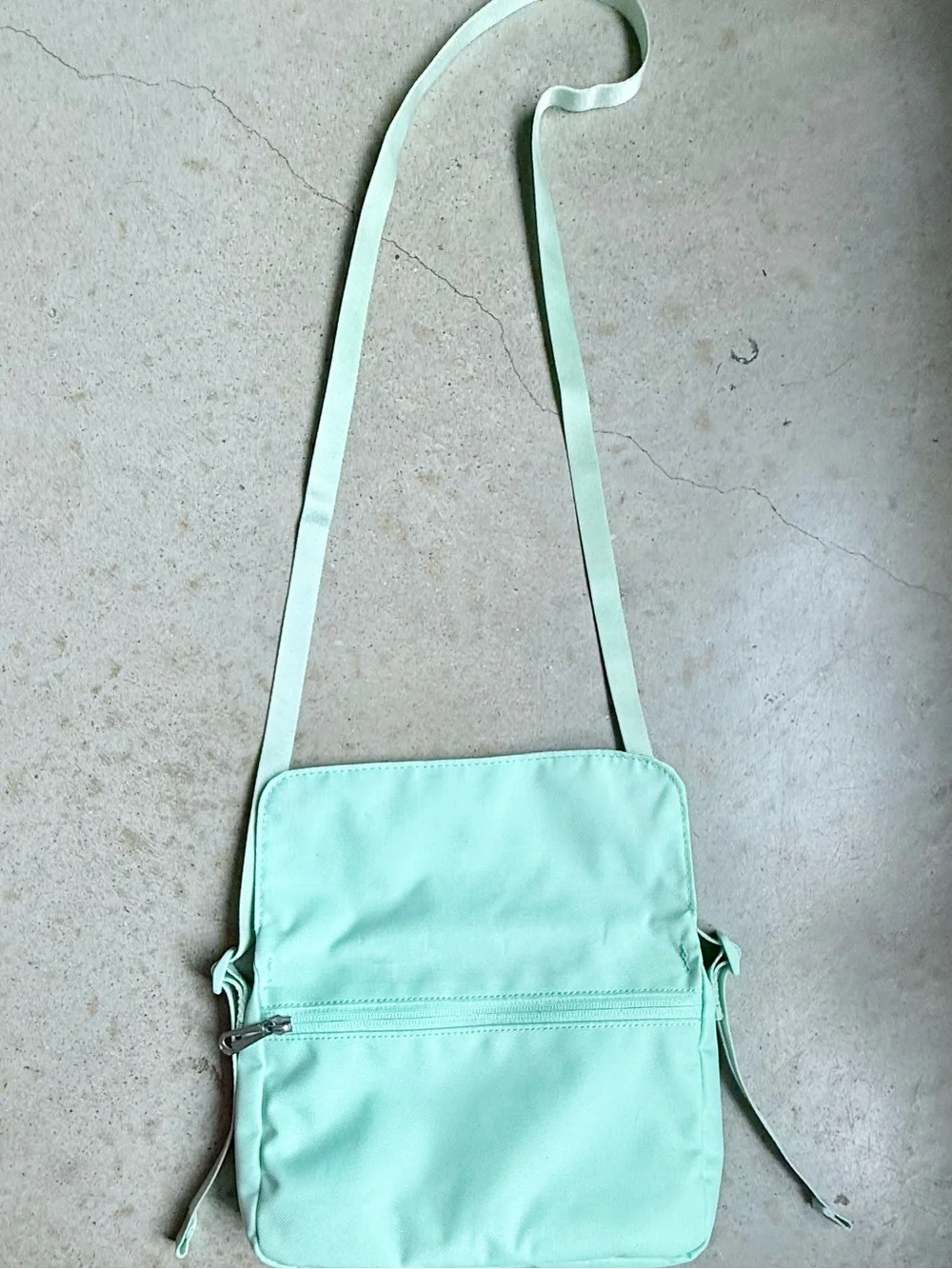 NIKE Mint Green Crossbody Sporty Bag Adjustable Nylon Strap Mid Size